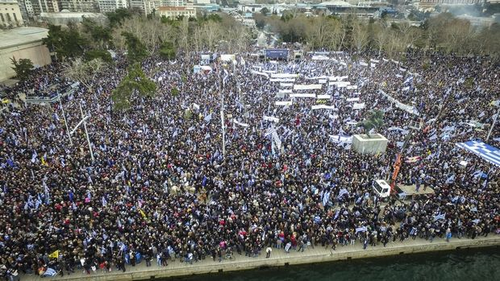 Nationalistische Kundgebung mit ungefähr 50.000 TeilnehmerInnen am Weißen Turm im Hafen von Thessaloniki, Griechenland.