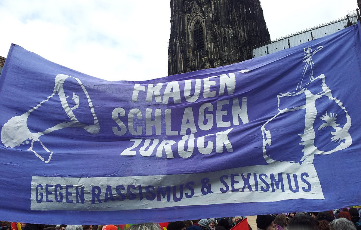 Frauen schlagen zurück - antirassistische Demonstration am Kölner Dom