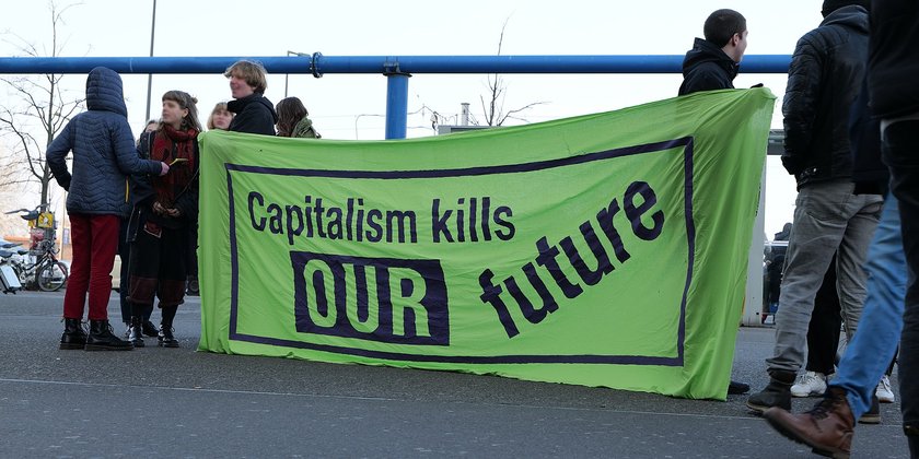 FridaysForFuture_protest_Berlin_2020-01-24_anti-capitalist_protest_at_Hbf_03.jpg