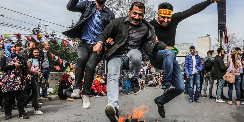 Menschen feiern Newroz 2018